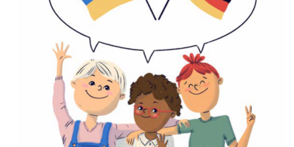 Drei Kinder und die ukrainische und die deutsche Flagge