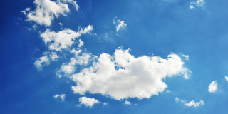 strahlend blauer Wolkenhimmel