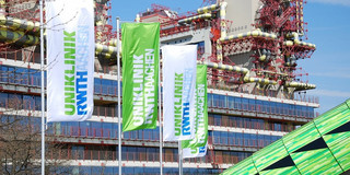 Uniklinik RWTH, Flaggen mit Logo, Gebäude