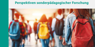 Junge Menschen mit Rucksäcken in einem hellen Innenraum unter der Überschrift "Perspektiven sonderpädagogischer Forschung".