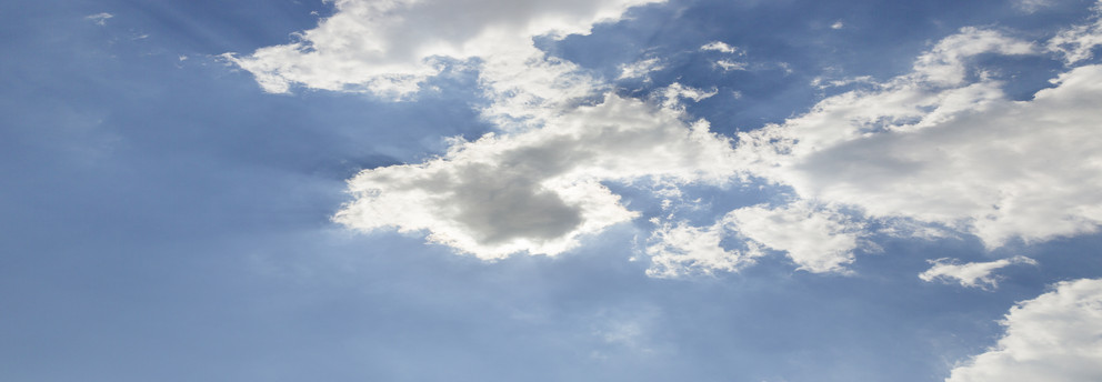 Wolkenhimmel strahlend blauer Himmel mit weißen Wolken