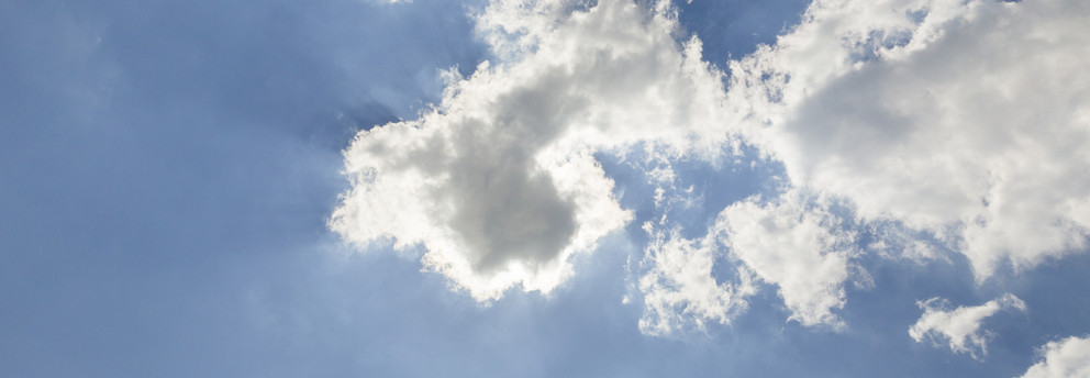 strahlend blauer Himmel mit weißen Wolken