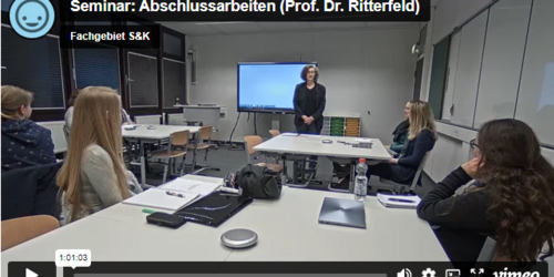 Prof. Dr. Ute Ritterfeld mit Studierenden in einem Seminarraum.