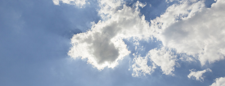 Wolkenhimmel strahlend blauer Himmel mit weißen Wolken