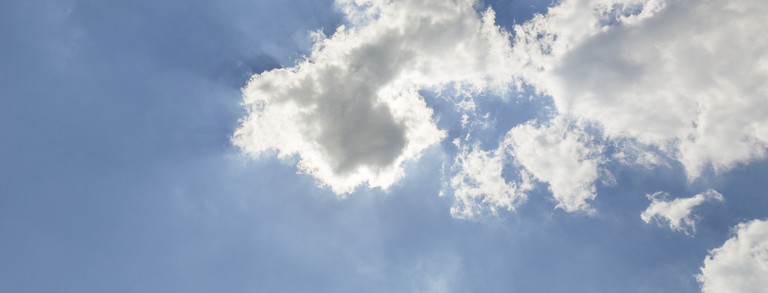 strahlend blauer Himmel mit weißen Wolken