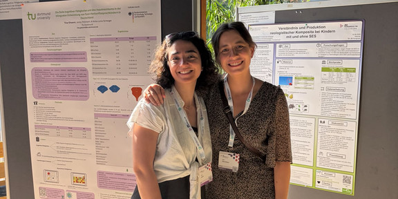 Foto von Tina Ghaemi und Lisa Giesselbach vor ihren Postern