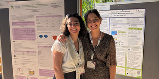 Foto von Tina Ghaemi und Lisa Giesselbach vor ihren Postern