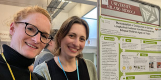 Prof. Dr. Scherger und Lisa Giesselbach neben ihrem Poster