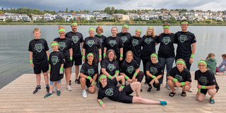 Teamfoto vor dem Phoenixsee in Dortmund