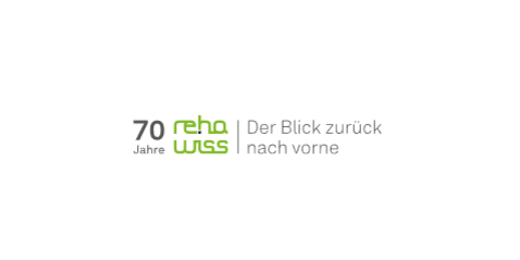 Jubiläumslogo „70 Jahre reha wiss“ auf weißem Hintergrund. Links steht die Zahl „70“ mit dem Wort „Jahre“ darunter in Grau. Daneben befindet sich der zweizeilige Schriftzug „reha wiss“ in Hellgrün. Eine senkrechte graue Linie trennt das Logo vom Slogan „Der Blick zurück nach vorne“, der rechts in grauer Schrift steht. Das Logo ist mittig auf der weißen Fläche angeordnet.
