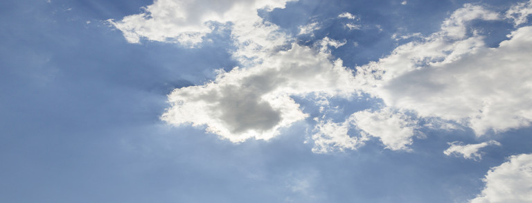 strahlend blauer Himmel mit weißen Wolken