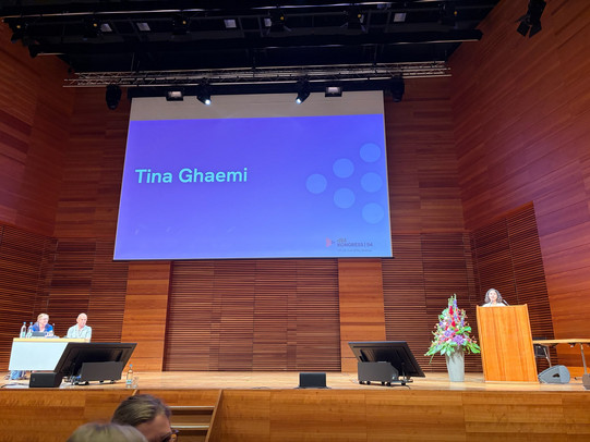 Leinwand, Bühne, Präsentation, Tina Ghaemi