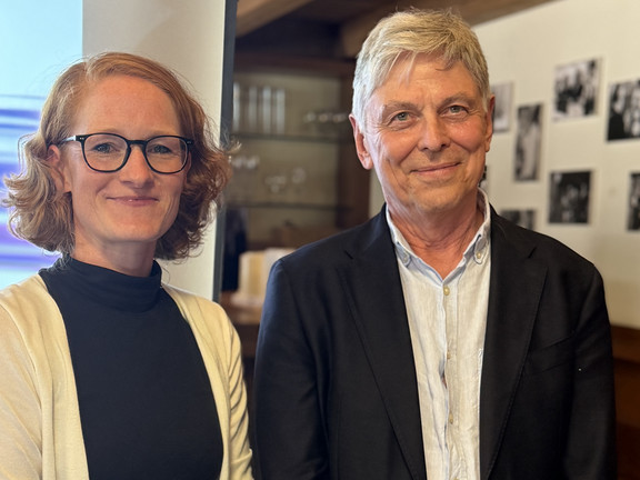 Prof. Anna-Lena Scherger zu Gast im Rotary Club Dortmund Neutor Das Bild zeigt zwei Personen, die nebeneinander stehen und in die Kamera schauen.
