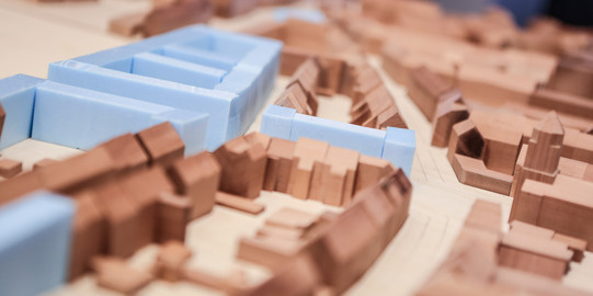 Modellbauwerkstatt_10 Ein kleines Modell einer Stadt aus Holz ist zu sehen.